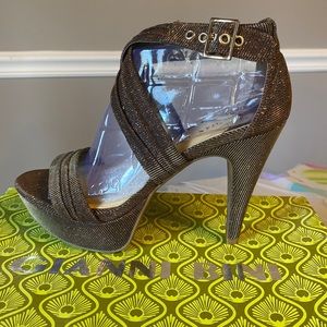 Gianna Bini Sandal Bronze. (Worn once)